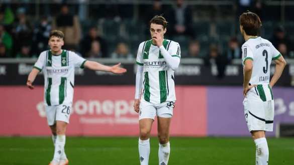 Über angebliche Geschehnisse auf Mallorca möchte Borussia Mönchengladbach mit Florian Neuhaus (M) sprechen. - © Marius Becker/dpa