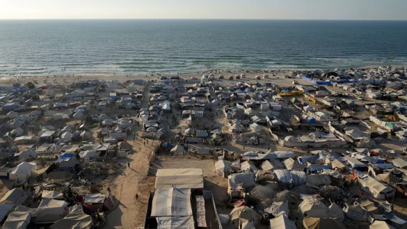 Ein behelfsmäßiges Zeltlager für vertriebene Palästinenser nahe Gaza - © Jehad Alshrafi/AP/dpa