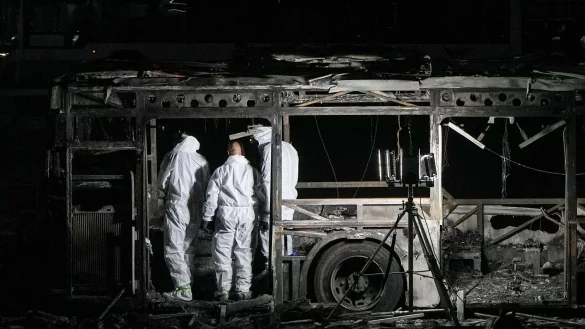 Israels Polizei spricht nach den Bus-Explosionen von einem «mutmaßlichen Terroranschlag». - © Ohad Zwigenberg/AP/dpa