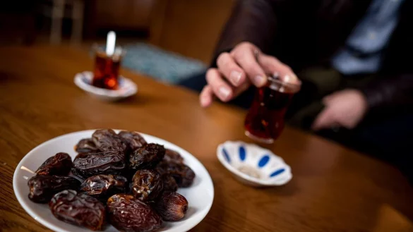 Am 1. März beginnt Ramadan. Für viele Musliminnen und Muslime bedeutet das: nichts essen und nichts trinken zwischen Sonnenauf- und Sonnenuntergang. - © Fabian Sommer/dpa/dpa-tmn