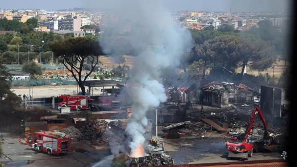 Neben der Tankstelle befindet sich ein Sportzentrum mit einem Tennisplatz, das durch die Explosion schwer beschädigt wurde. - © Marco Iacobucci/IPA via ZUMA Press/dpa