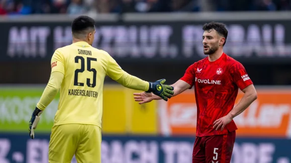 Als Krahl-Ersatz gefordert: FCK-Keeper Simon Simoni (li.) - &copy; David Inderlied/dpa