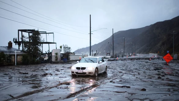 Ein heftiges Unwetter hat in der US-Metropole Los Angeles für Überschwemmungen gesorgt. - © Ethan Swope/AP/dpa