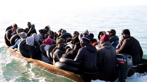 Die Zusammenarbeit der EU mit Transitländern wie Tunesien macht es Migranten zunehmend schwerer, illegal in die EU zu kommen. (Archivbild) - © AP/dpa