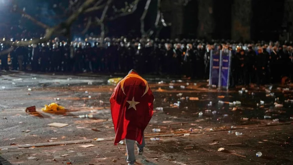 Landesweit gingen Menschen in der Türkei in den vergangenen Tagen auf die Straße. - © Khalil Hamra/AP/dpa