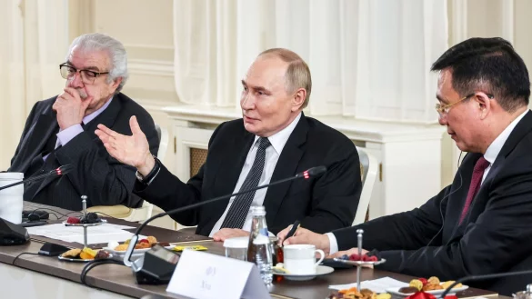 Beim Wirtschaftsforum in St. Petersburg trifft Putin traditionell Vertreter der großen Nachrichtenagenturen. - © Vyacheslav Prokofyev/Pool Sputnik Kremlin/AP/dpa