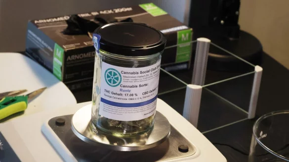 Vor wenigen Tagen wurde im Cannabis Social Club Erfurt erstmals Genusscannabis an Vereinsmitglieder ausgegeben. - © Bodo Schackow/dpa