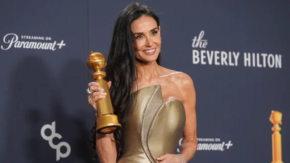 Mit 62 Jahren gewinnt Demi Moore ihren ersten Golden Globe. - © Chris Pizzello/Invision/AP/dpa