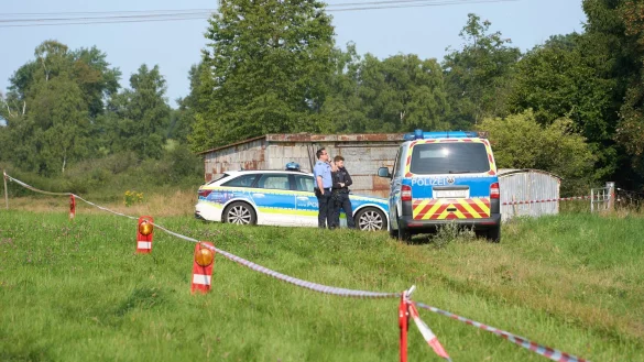 Die Suche am Fundort der Leiche ging auch am Donnerstag weiter. - © Thomas Frey/dpa