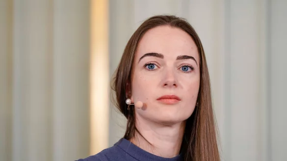 Mehr als 130 Nobelpreisträger haben eine Petition unterschrieben, eingefrorene russische Vermögenswerte für die Ukraine zu verwenden. Sie wurde der Friedensnobelpreisträgerin Oleksandra Matwijtschuk überreicht. - © Håkon Mosvold Larsen/NTB/dpa