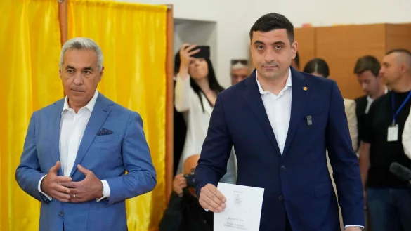 Der rechte Präsidentschaftskandidat George Simion hat die absolute Mehrheit verpasst und muss am 18. Mai in eine Stichwahl. - © Vadim Ghirda/AP/dpa