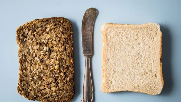 Auch wenn es weniger Kohlenhydrate hat: Eiweißbrot ist meist kalorienreicher als «normales» Brot. - © Christin Klose/dpa-tmn