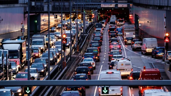 Egal, ob Stau oder widrige Wetterverhältnisse: Beschäftigte müssen dennoch dafür sorgen, pünktlich bei der Arbeit zu erscheinen. - © Matthias Balk/dpa