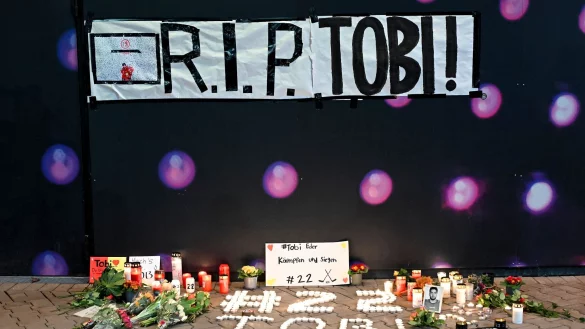 Die D&uuml;sseldorfer EG gedachte an ihrer Heimspielst&auml;tte ihrem ehemaligen Mitspieler Tobias Eder. - &copy; Duckwitz/osnapix/dpa