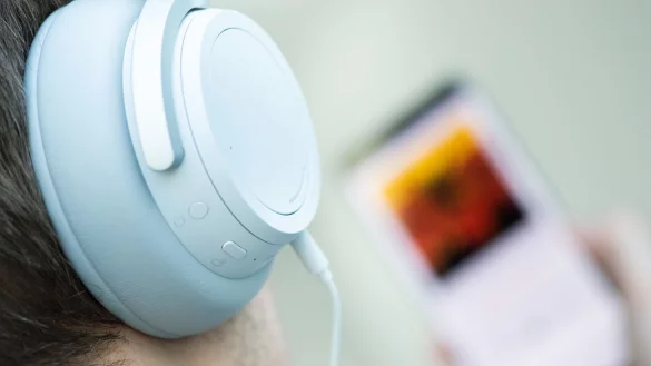 Höre ich da KI-generierte Musik? Diese Frage dürften sich manche Streaming-Hörer künftig häufiger stellen. (Symbolbild) - © Franziska Gabbert/dpa-tmn/dpa