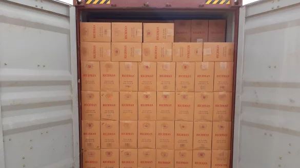 Unz&auml;hlige Container mit unversteuerten und unverzollten Zigaretten erreichten Europa. - &copy; --/Zollfahndungsamt Hannover/dpa