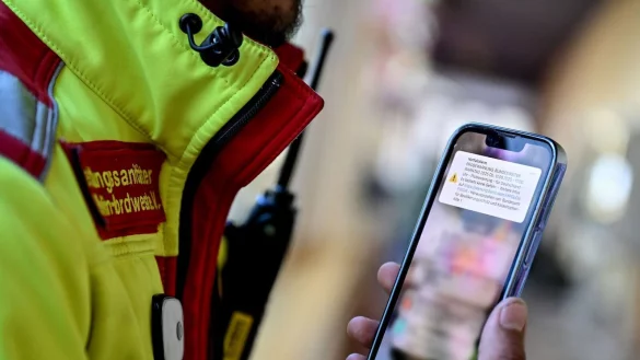 Bundesweit piepsten am Morgen um 11.00 Uhr die Handys. - © Britta Pedersen/dpa