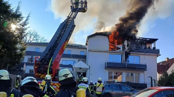 Ein Feuer zerstört ein Mehrfamilienhaus in Horn-Bad Meinberg. - © Feuerwehr Horn-Bad Meinberg/dpa