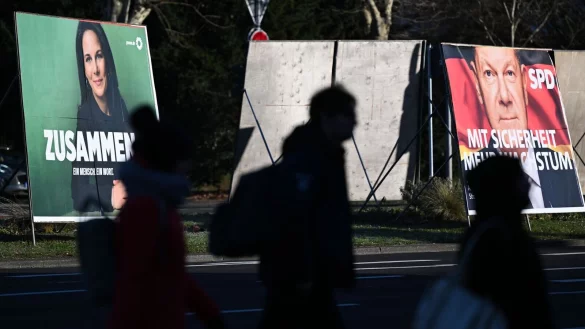 Eine kritische Auseinandersetzung von Sch&uuml;lern mit der bevorstehenden Wahl ist erw&uuml;nscht - allerdings m&uuml;ssen die Schulen bei ihrem Bildungsauftrag Neutralit&auml;t und Gleichbehandlung der Parteien gew&auml;hrleisten. (Symbolbild) - &copy; Arne Dedert/dpa