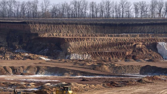 Die USA wollen mit einem Abkommen Zugriff auf die ukrainischen Rohstoffe. (Archivbild) - © Efrem Lukatsky/AP/dpa