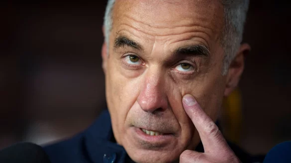 Der rechtsextreme und kremlfreundliche Ex-Präsidentenkandidat Calin Georgescu wurde in Bukarest von der Polizei abgeführt. - © Vadim Ghirda/AP/dpa