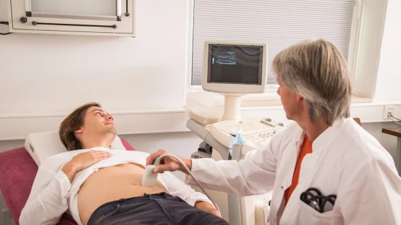 Wie geht es dem Bauch? Ein Ziel der elektronischen Patientenakte ist es, unnötige Doppeluntersuchungen zu vermeiden. - © Christin Klose/dpa-tmn