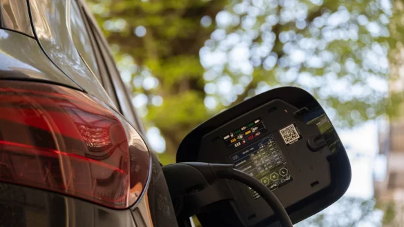 Ein E-Auto an einer Lades&auml;ule. Im zweiten Quartal haben sich laut &laquo;E-Barometer&raquo; der HUK Coburg so viele private Autok&auml;ufer f&uuml;r ein E-Auto entschieden wie seit Streichung des &laquo;Umweltbonus&raquo; Ende 2023 nicht mehr. (Symbolbild) - &copy; Anna Ross/dpa