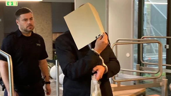 Der Angeklagte im Prozess ohne Leiche wird zum Gerichtssaal geführt. Das Landgericht hatte ihn wegen Mordes verurteilt. Das Urteil ist nach der verworfenen Revision rechtskräftig. (Archivbild) - © Carsten Linnhoff/dpa