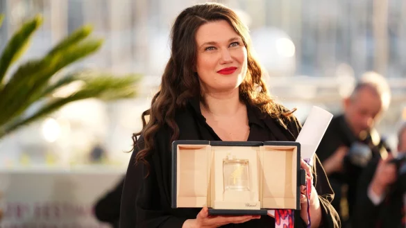 Schilinski teilt sich den Preis mit einem weiteren Regisseur. - © Scott A Garfitt/Invision/AP/dpa