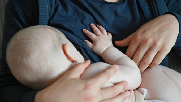 Ein Baby zu bekommen bleibt auch in krisenreichen Zeiten ein häufiger Wunsch. (Symbolbild) - © Elisa Schu/dpa