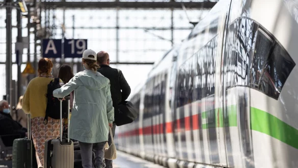 Über Ostern ist es stets voll auf den Bahnhöfen und in den Fernzügen der Deutschen Bahn. (Archivbild) - © Hannes Albert/dpa
