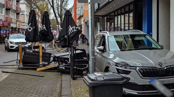 Beim Ausparken hatte eine Autofahrerin nicht auf den Verkehr geachtet. - &copy; Gianni Gattus/dpa
