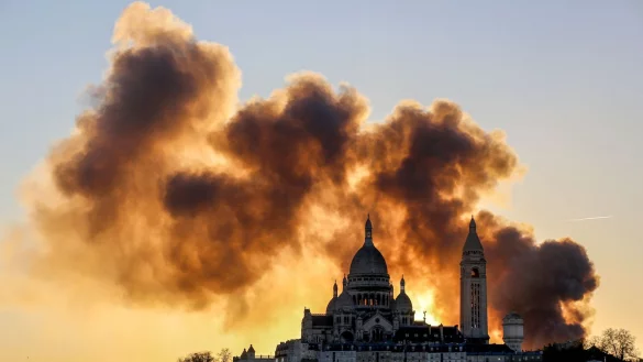 Nach Angaben der Polizei ist keiner der Beschäftigten bei dem Brand in einem Recyclingunternehmen in Paris verletzt worden. - © Idhir Baha/AFP/dpa