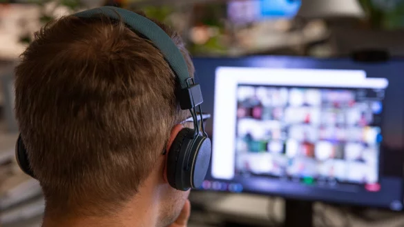 Virtuelle Meetings bedeuten für viele Beschäftigte Stress. (Illustration) - © Catherine Waibel/dpa-tmn/dpa