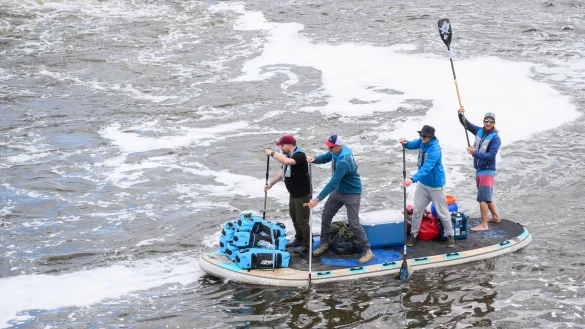 F&uuml;r einen guten Zweck wollen vier M&auml;nner auf einem Board die Weser von Hann. M&uuml;nden im Landkreis G&ouml;ttingen bis nach Bremerhaven paddeln. - &copy; Julian Stratenschulte/dpa