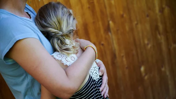 Wie können Eltern Stabilität in unsicheren Zeiten vermitteln? Gefühle wahr- und ernst nehmen ist wichtig - und darüber sprechen. - © Annette Riedl/dpa/dpa-tmn