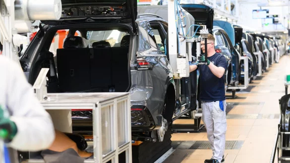 Autoproduktion in Wolfsburg: Wegen hoher Nachfrage nach den hier gebauten Verbrenner setzt VW nun Sonderschichten an. (Archivfoto) - © Julian Stratenschulte/dpa