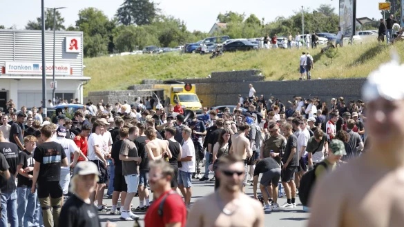 Tausende Menschen haben sich laut Polizei in und um Altschauerberg in Mittelfranken versammelt - sogenannte Hater des Youtubers &laquo;Drachenlord&raquo;. - &copy; David O&szlig;wald/NEWS5/dpa