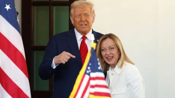 US-Präsident Trump und Italiens Ministerpräsidentin Meloni präsentierten sich am Donnerstag als ziemlich beste Freunde. - © Tom Brenner/AP/dpa