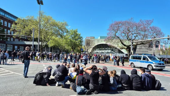 Teilnehmer einer Gegendemo kamen zu einer Sitzblockade zusammen. - © Sascha Thelen/dpa