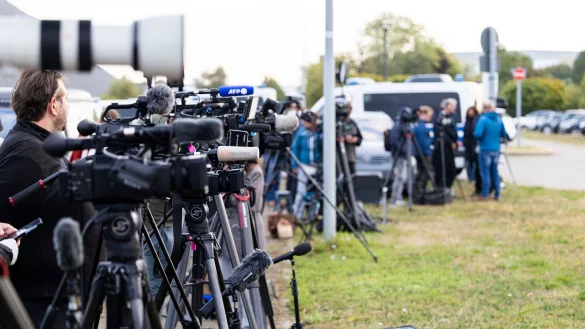 Vor Ort waren viele Medienvertreter. - &copy; Michael Matthey/dpa