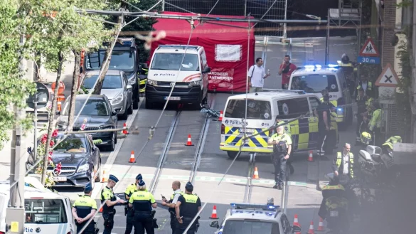 An einem Zebrastreifen wurde das Kind von einem Einsatzwagen der Polizei erfasst. - © Jonas Roosens/Belga/dpa