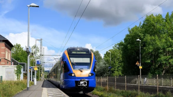 Noch immer ist unklar, warum eine 16-Jährige in Friedland am Bahnsteig starb. Der Bahnhof steht seither im Fokus der Ermittlungen. - © Swen Pförtner/dpa