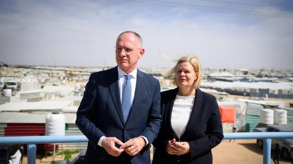Ende März wollte Nancy Faeser (SPD), geschäftsführende Bundesinnenministerin, mit ihrem österreichischen Amtskollegen, Gerhard Karner, erst nach Jordanien und dann nach Syrien fliegen. Doch die beiden Minister brachen nach Hinweisen auf aktuelle Sicherheitsrisiken für westliche Delegationen in Syrien ihre Reise ab und flogen von Amman zurück nach Europa. (Archivfoto) - © Bernd von Jutrczenka/dpa