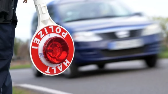 Viele Unf&auml;lle passieren laut ADAC, weil jemand zu schnell f&auml;hrt. (Symbolbild) - &copy; Michael Bahlo/dpa