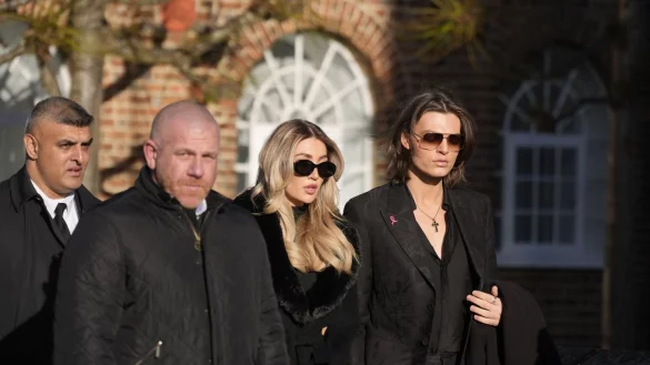 Kate Cassidy (2. v. r.) tut sich immer noch schwer damit, den Tod Liam Paynes zu akzeptieren. (Archivfoto) - © Andrew Matthews/PA Wire/dpa