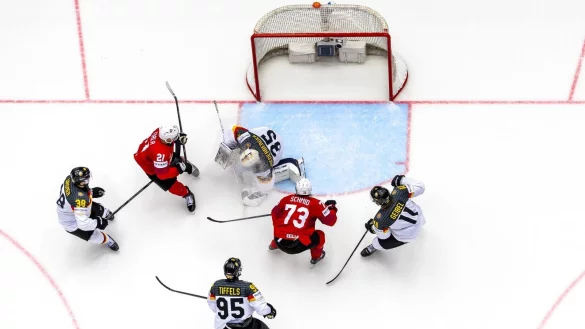 Die deutschen Eishockey-Nationalspieler sahen beim 1:5 gegen die Schweiz vor allem im zweiten Drittel meist nur zu. - &copy; Salvatore Di Nolfi/KEYSTONE/dpa