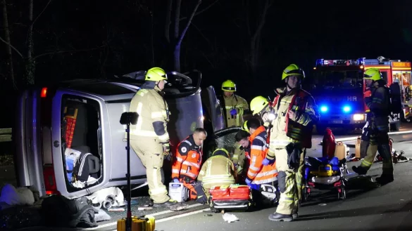 Die B56 wurde für mehrere Stunden gesperrt. - © Marius Fuhrmann/dpa