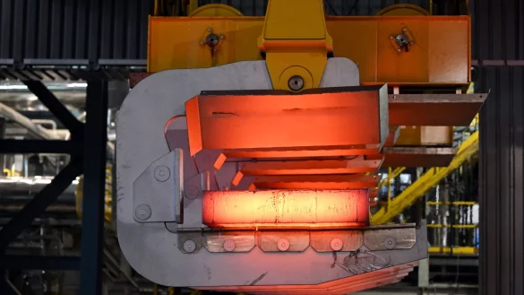 Stahlproduktion bei Thyssenkrupp-Steel: Hier wird fl&uuml;ssiger Stahl in gro&szlig;e feste Bl&ouml;cke, sogenannte Brammen, gewandelt. - &copy; Federico Gambarini/dpa