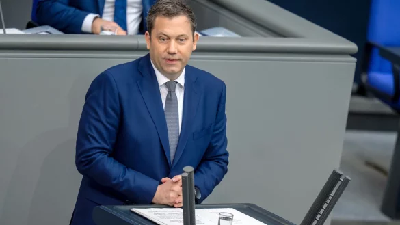 Der Finanzminister bringt den Haushaltsentwurf in den Bundestag ein. - © Michael Kappeler/dpa